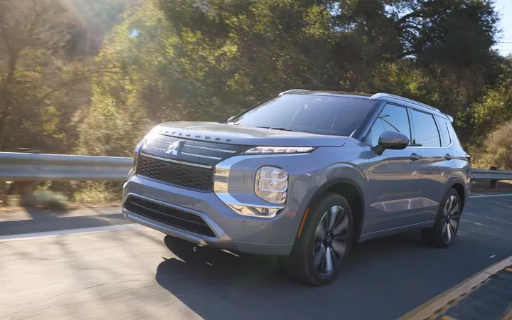 Mitsubishi Outlander 2026: мягкий гибрид и цены от $29 995