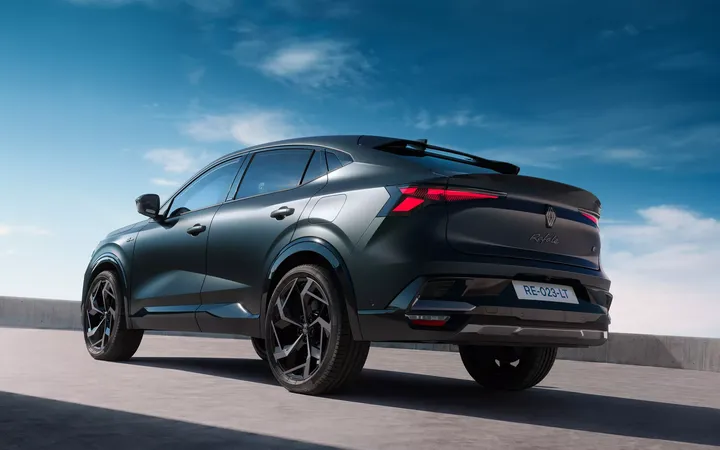 Renault представила лимитированную версию Rafale hypnotic: всего 1500 экземпляров
