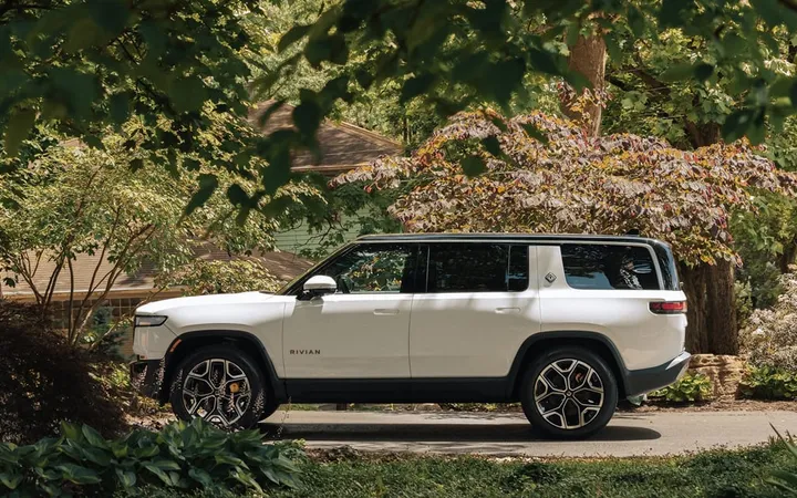 Rivian раскрыла комплектации и цены электрического кроссовера R2