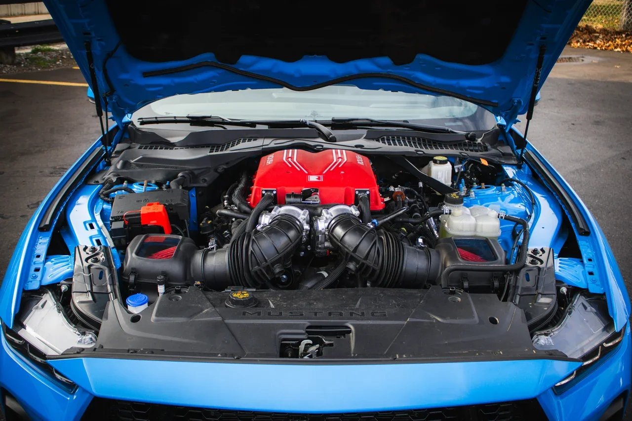 ROUSH представила компрессорный кит для Mustang 2026 мощностью 810 л.с.