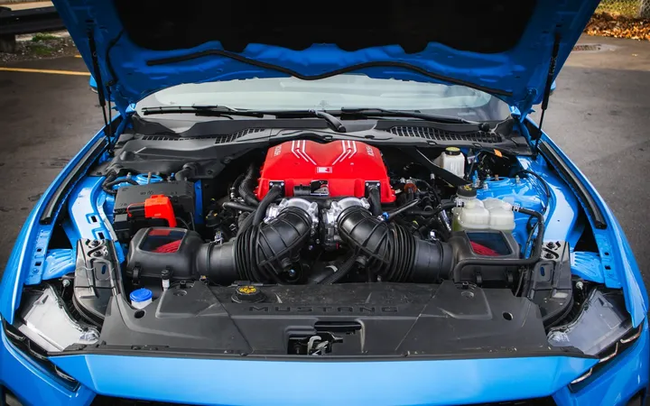 ROUSH представила компрессорный кит для Mustang 2026 мощностью 810 л.с.