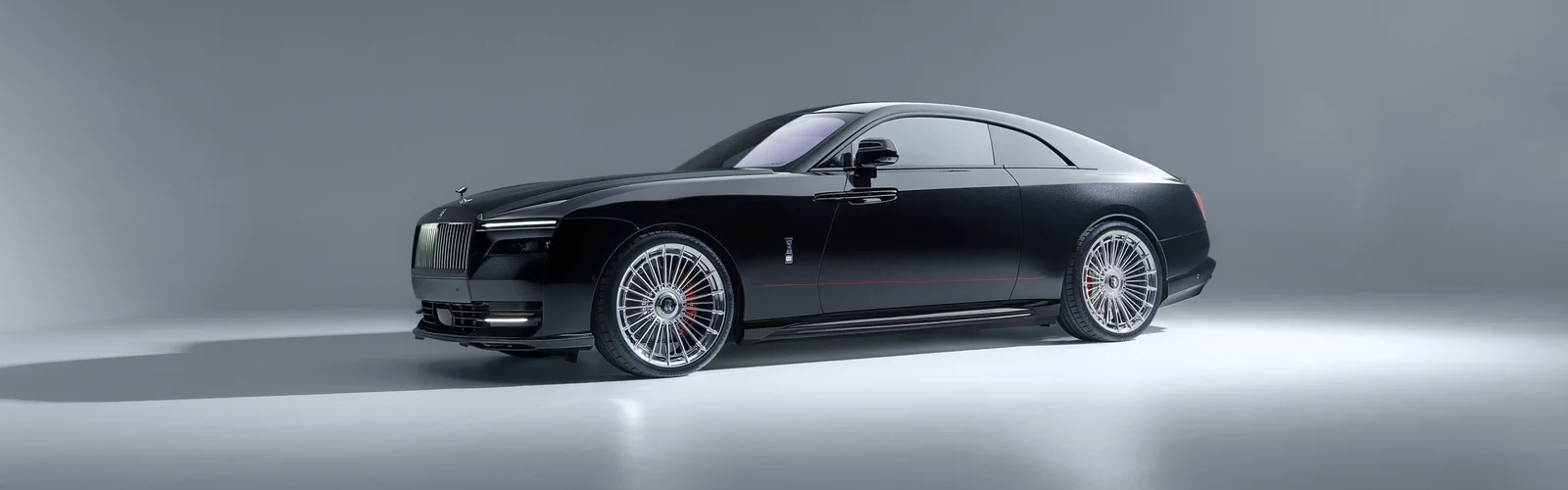 SPOFEC представил карбоновый обвес и 24-дюймовые диски для Rolls-Royce Spectre Black Badge