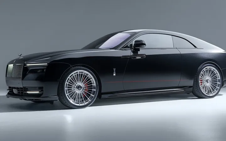 SPOFEC представил карбоновый обвес и 24-дюймовые диски для Rolls-Royce Spectre Black Badge