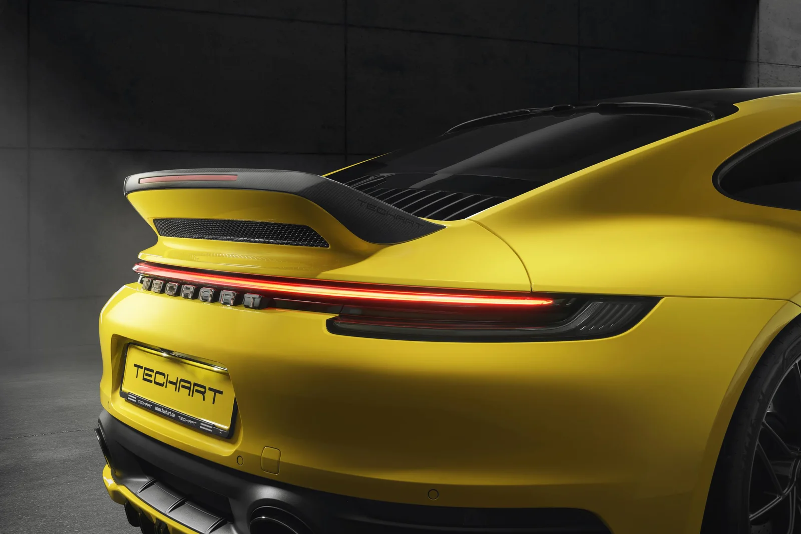 TECHART представил карбоновый задний спойлер для Porsche 911 Carrera и GT3 Touring