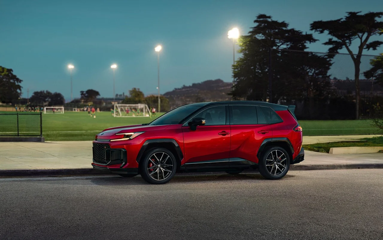 Toyota Canada раскрыла цены на новый RAV4 Plug-in Hybrid 2026: от $48 750