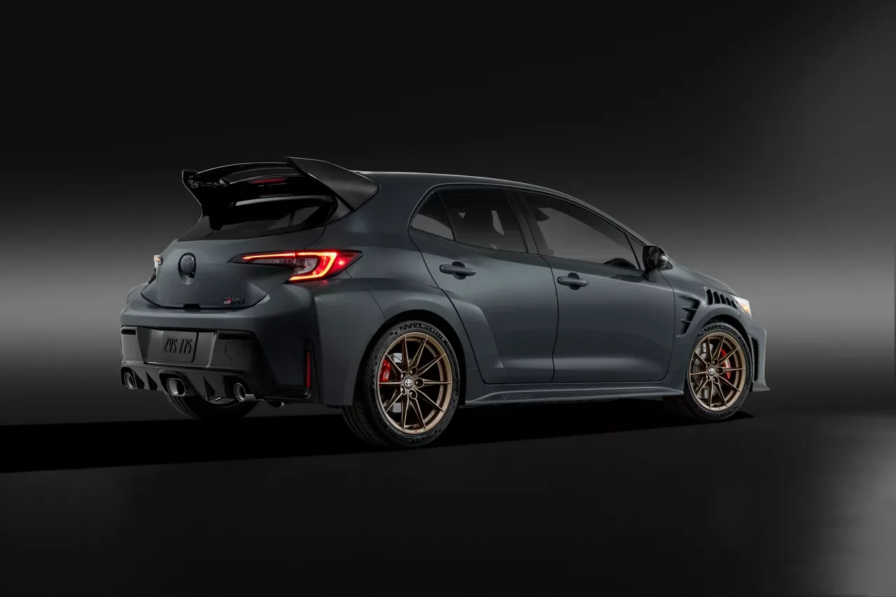 Toyota представила 2026 GRMN Corolla: трековый хот-хэтч с 302 lb-ft и без задних сидений