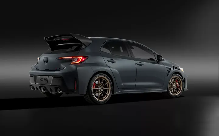 Toyota представила 2026 GRMN Corolla: трековый хот-хэтч с 302 lb-ft и без задних сидений