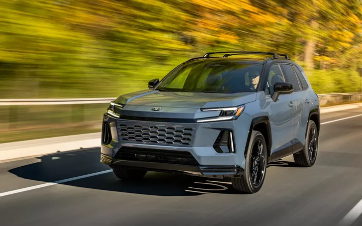 Toyota представила новый RAV4 2026 для Канады: только гибриды, от 37 500 долларов
