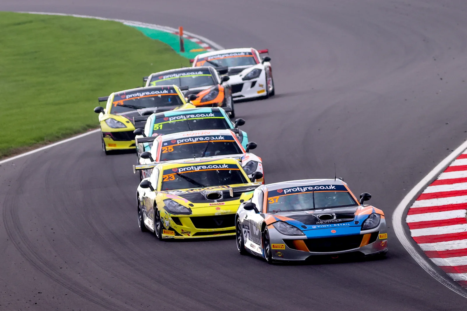 Три победителя в Донингтоне: борьба за титул PRO в Ginetta GT Championship обострилась