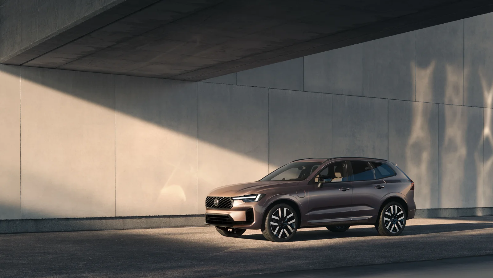 Volvo представила дальнобойные гибриды XC60 и XC90 с запасом хода до 200 км
