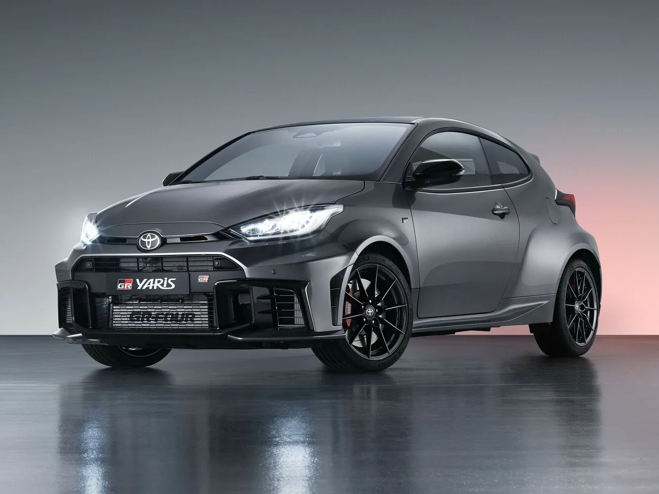 Toyota Yaris 2026 года: как выбрать между экономичным гибридом и спортивным полным приводом