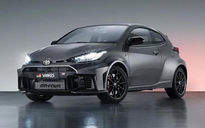 Toyota Yaris 2026 года: как выбрать между экономичным гибридом и спортивным полным приводом