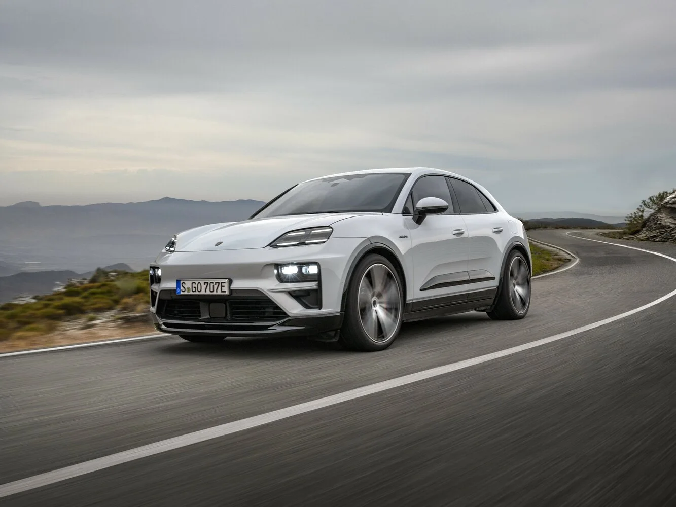 Porsche Macan 2026 года: какой электрический кроссовер выбрать?