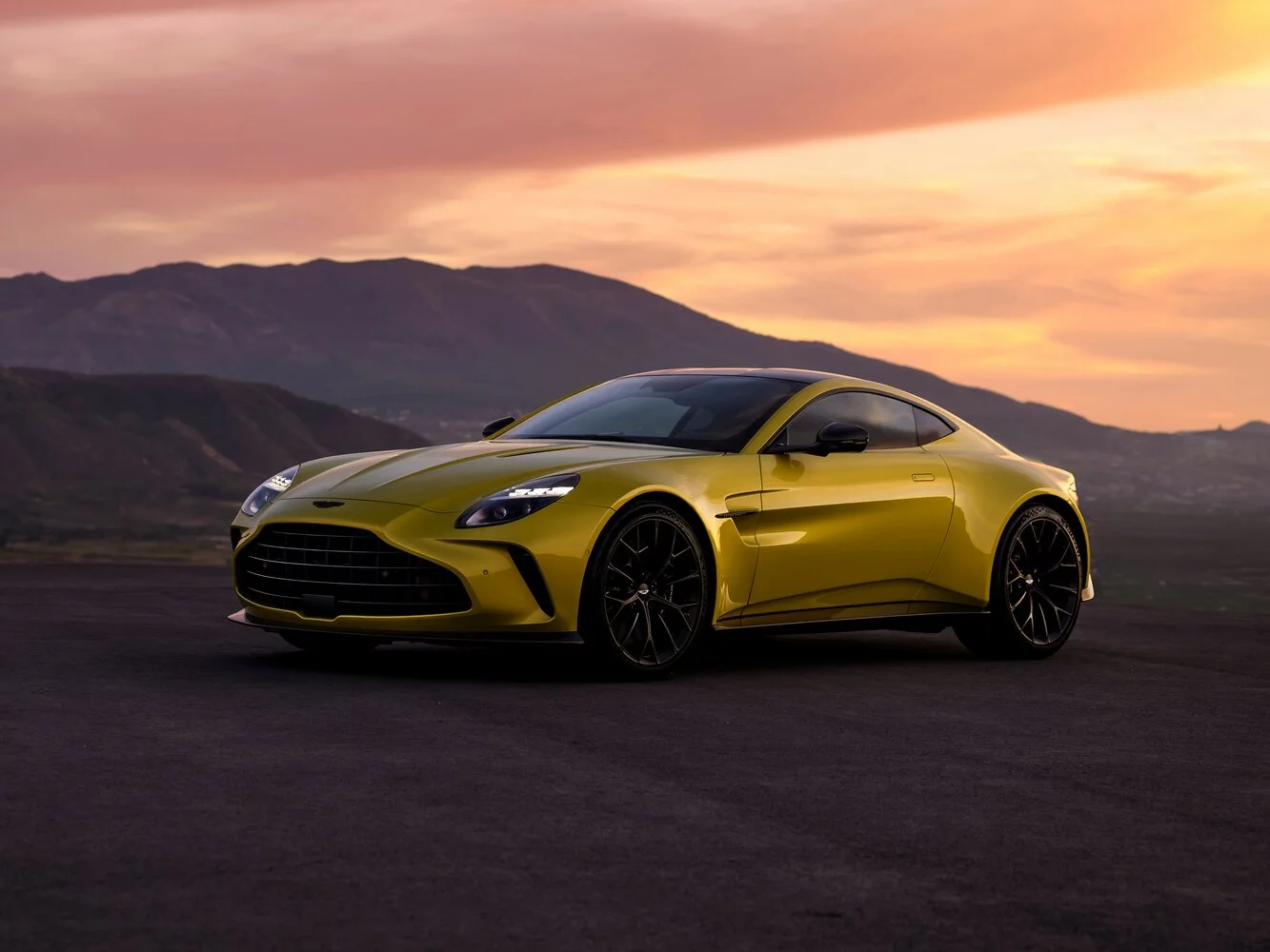 Aston Martin V8 Vantage 2026 года: какой вариант выбрать — стандарт или S 4.0?