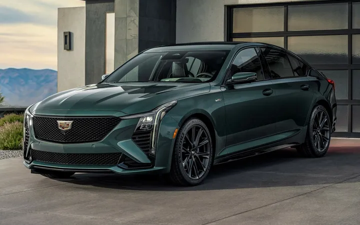 Cadillac CT5-V 2026 года: какой седан выбрать — V6 или бескомпромиссный Blackwing