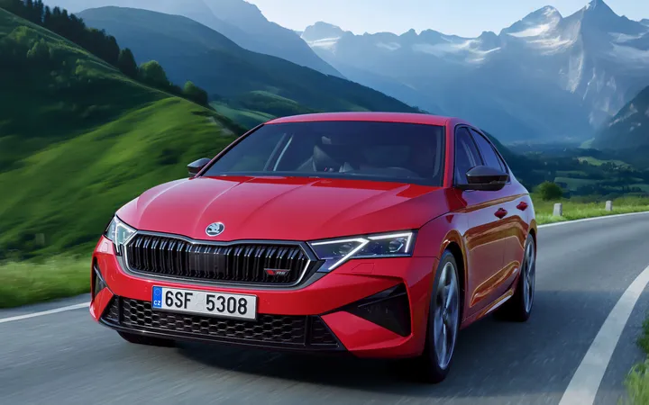 Škoda Octavia RS 2026 года: спортивный характер и практичность лифтбека или универсала