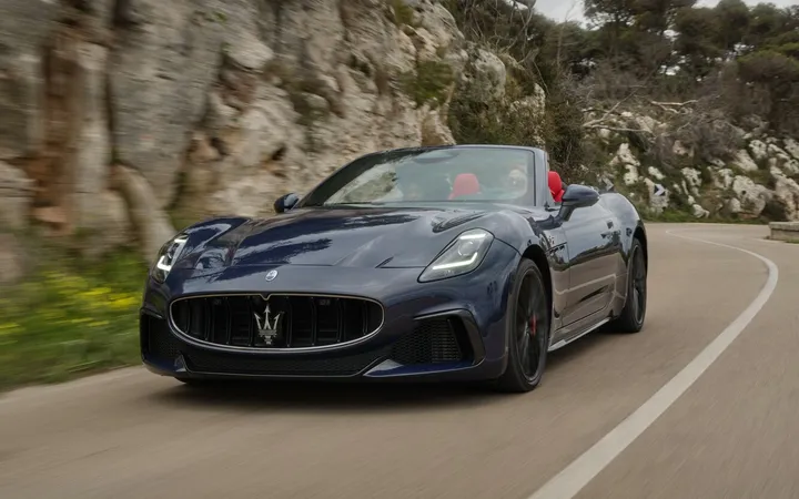 Maserati GranCabrio 2026 года: как выбрать между бензиновой Trofeo и электрической Folgore