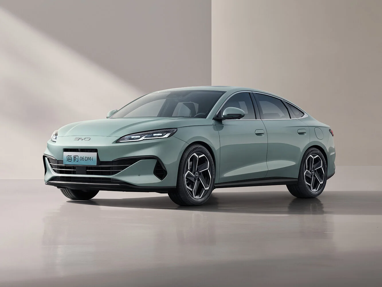 BYD Seal 06 2026 года: гибрид или электромобиль — что выбрать для семьи и города