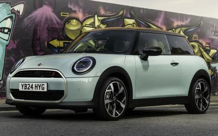 MINI Hatch 2026 года: выбираем между бензином, электричеством и практичностью