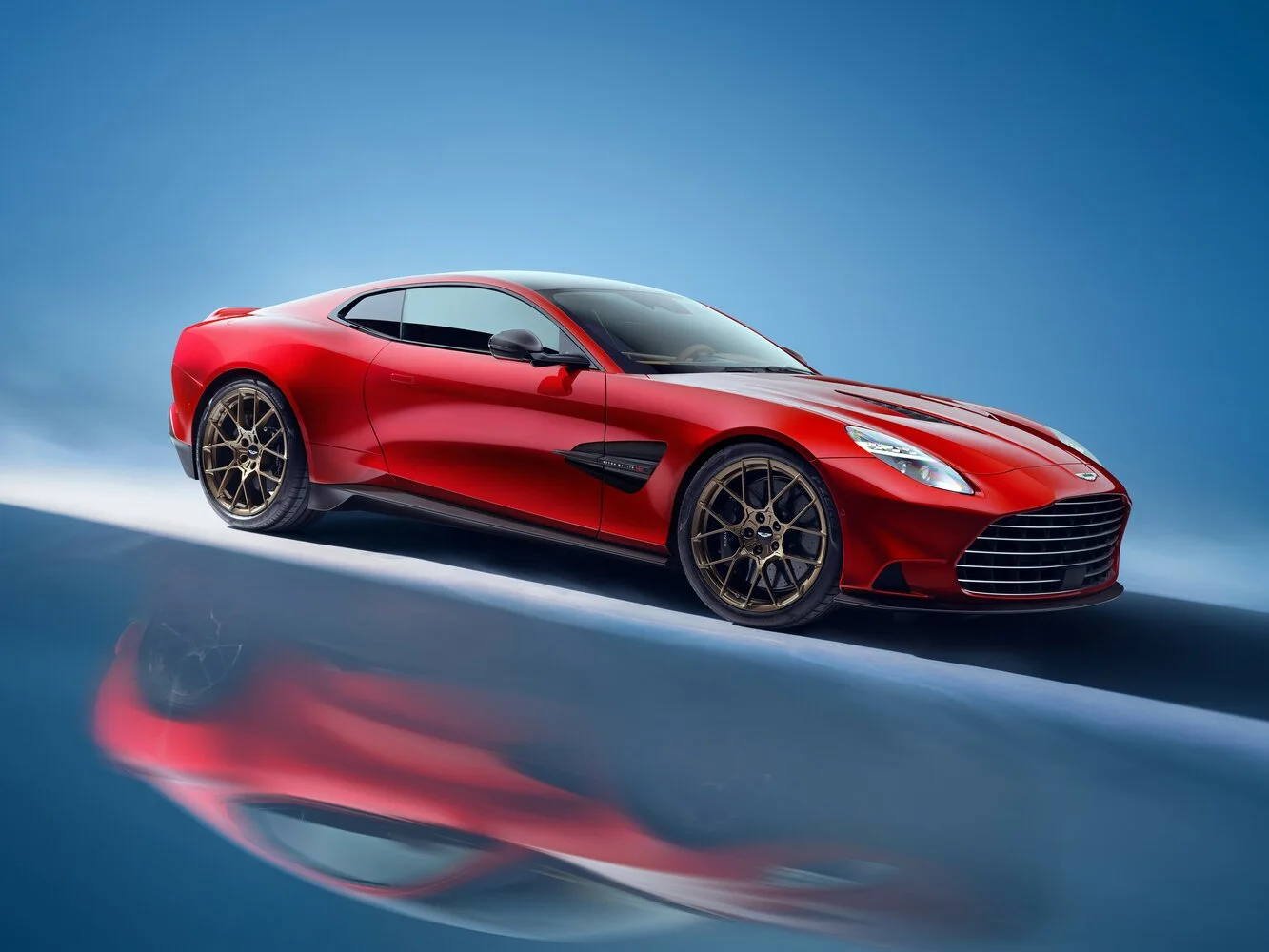 Aston Martin Vanquish 2026 года: какой из двух версий отдать предпочтение
