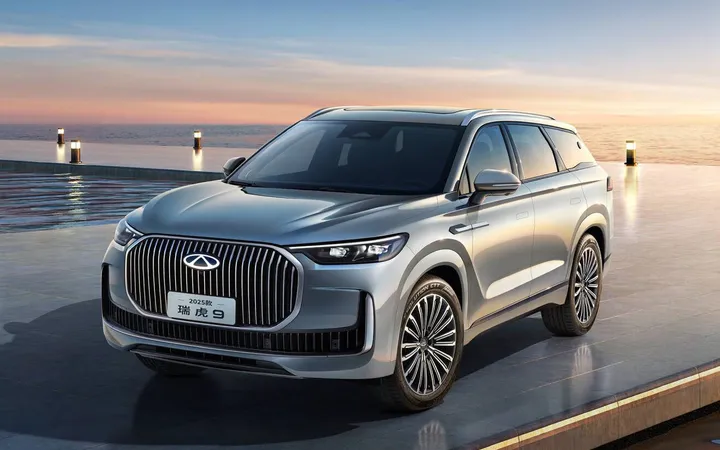 Chery Tiggo 9 2026 года: какой кроссовер выбрать — бензин или гибрид?