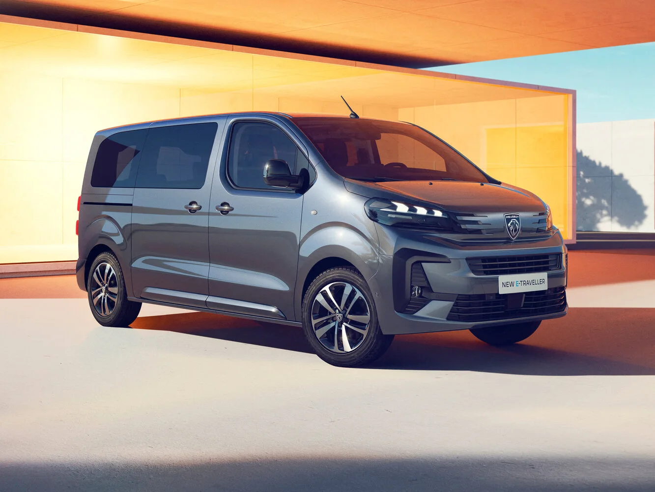 Peugeot Traveller 2026 года: как выбрать между дизелем и электрической версией