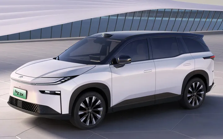 Toyota bZ3X 2026 года: какой запас хода выбрать — 430, 520 или 610 км?