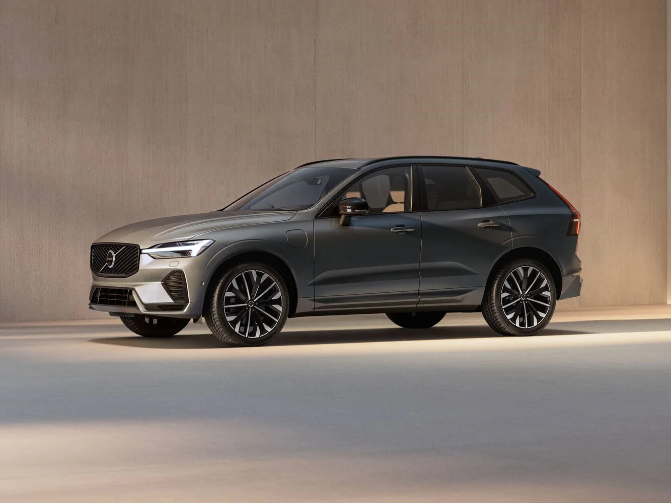 Volvo XC60 2026 года: какой гибрид выбрать — 350 или 455 л.с.?