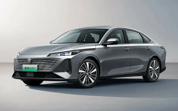 Changan Eado 2026 года: какой гибрид выбрать — 70 или 145 км на электротяге?