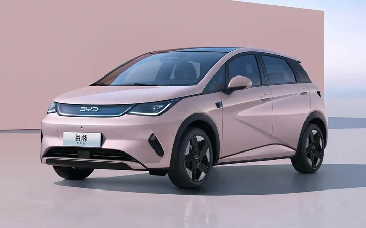 BYD Dolphin 2026 года: какой электромобиль выбрать для города?