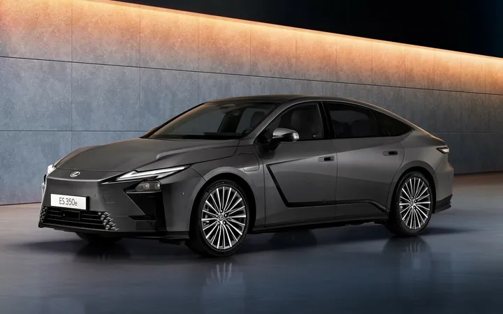 Lexus ES 2026 года: какой гибрид или электромобиль выбрать для комфортных поездок