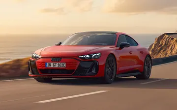 Audi e-tron GT 2026 года: запас хода 622 км и зарядка 320 кВт — практичный гран-турер?