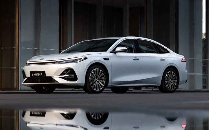 Geely Galaxy A7 2026 года: выбираем между гибридом и электромобилем