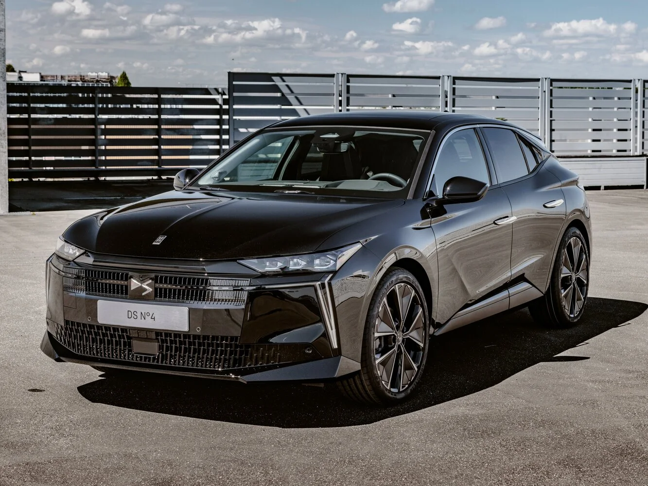 DS No4 2026 года: выбираем между электрической e-tense и гибридом 1.6hyb