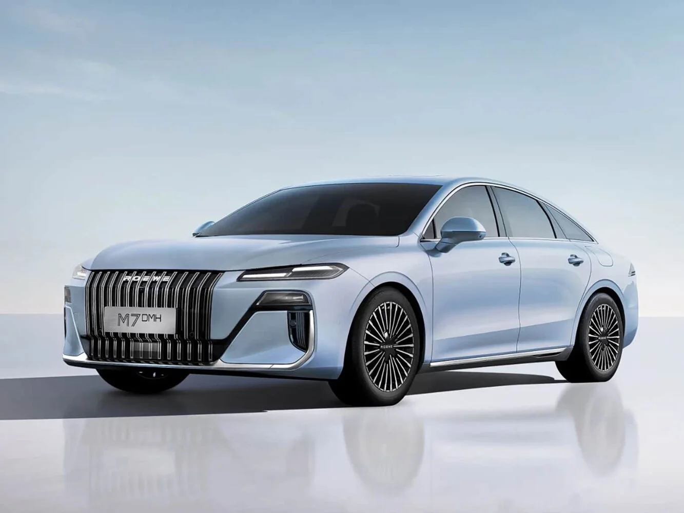 Roewe M7 2026 года: гибридный седан с запасом хода 2050 км и просторным салоном