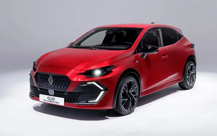 Renault Clio 2026 года: какой хэтчбек выбрать — гибрид или бензин?