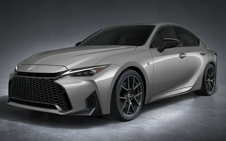 Lexus IS 2026 года: какой седан выбрать — задний привод, полный или гибрид?
