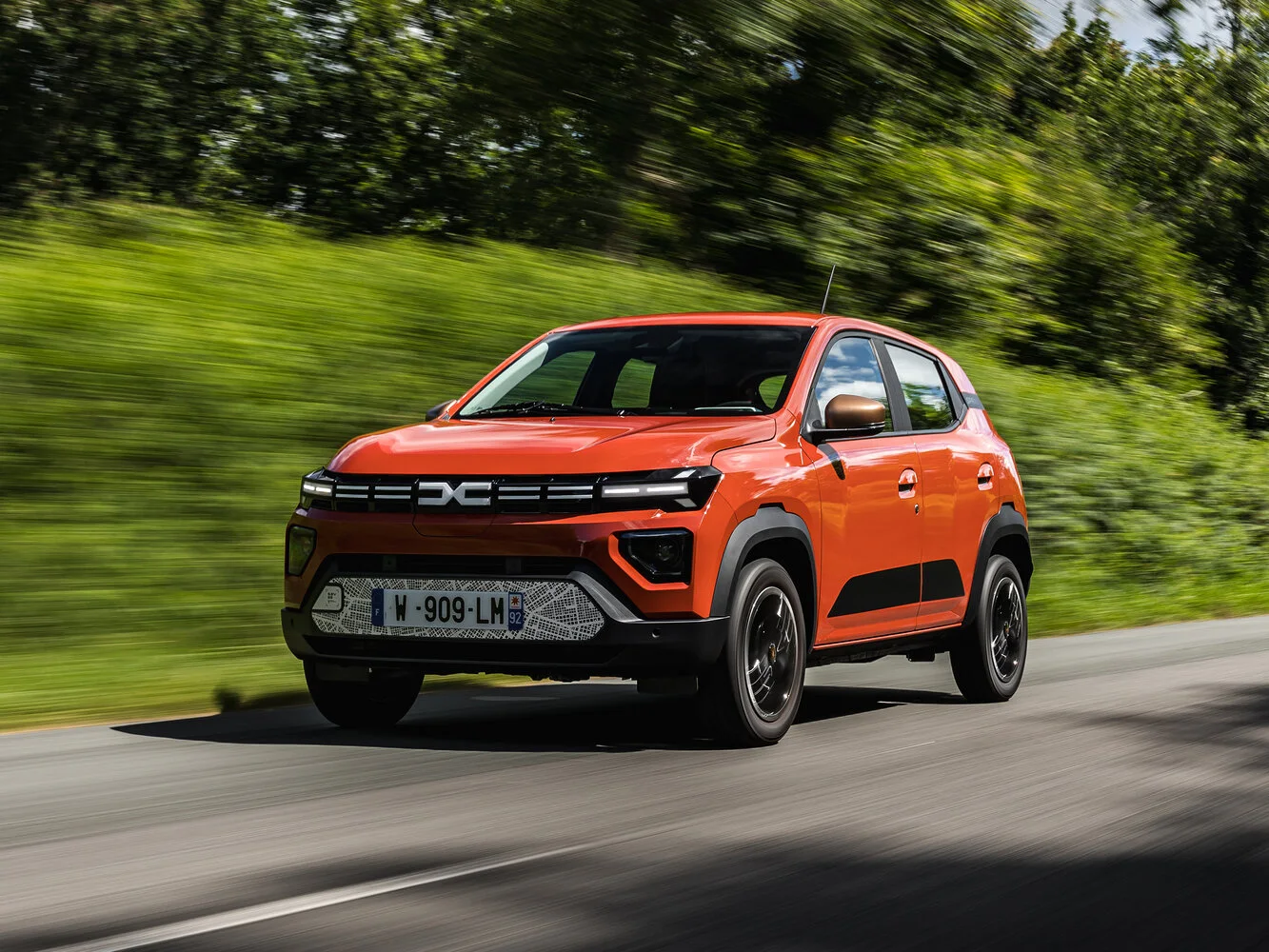 Dacia Spring 2026 года: выбираем между 45 и 65 л.с. — какой электромобиль для города?
