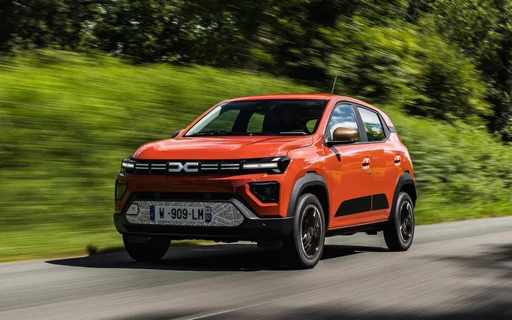 Dacia Spring 2026 года: выбираем между 45 и 65 л.с. — какой электромобиль для города?