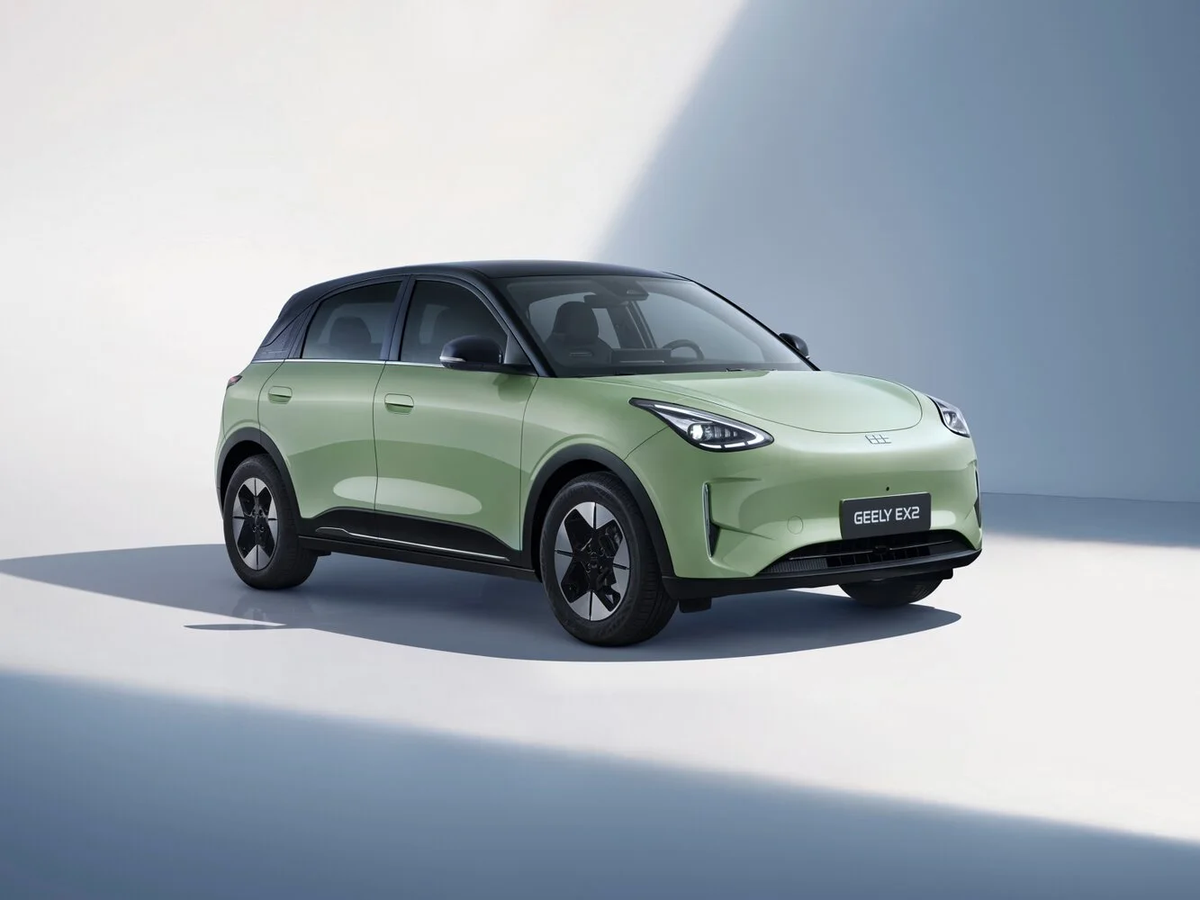 Geely EX2 2026 года: компактный электромобиль с просторным салоном и запасом хода 395 км