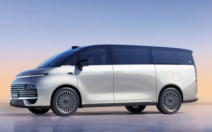 Geely Galaxy V900 2026 года: просторный гибридный кроссовер для большой семьи