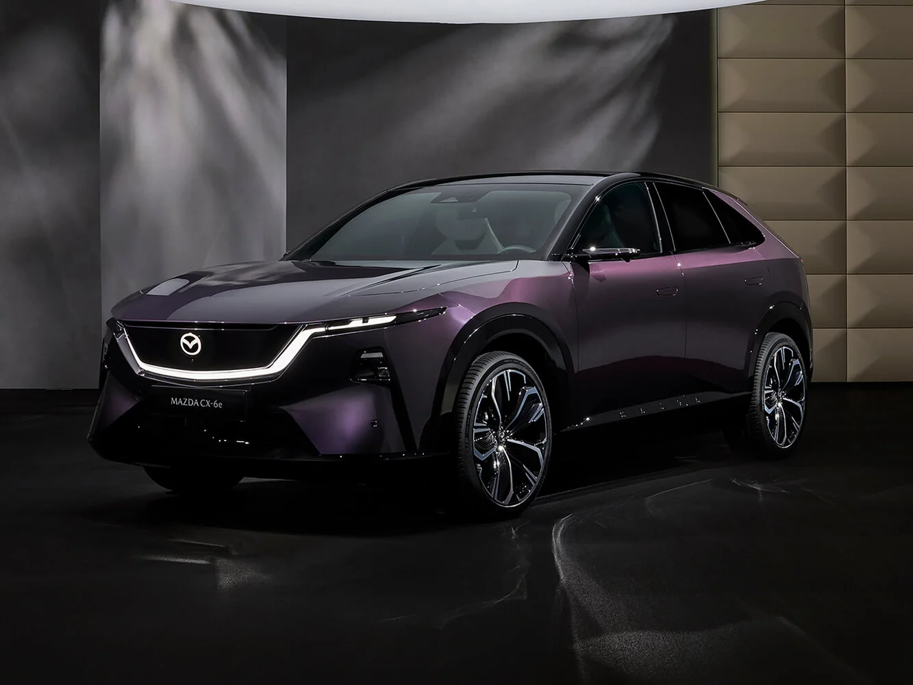 Mazda CX-6e 2026 года: просторный электрический кроссовер с запасом хода 600 км