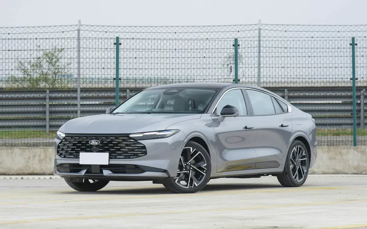 Ford Mondeo 2026 года: какой двигатель выбрать — гибрид или турбо?