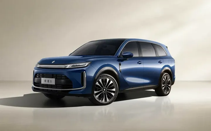 Wuling Huajing S 2026 года: выбираем между передним и полным приводом