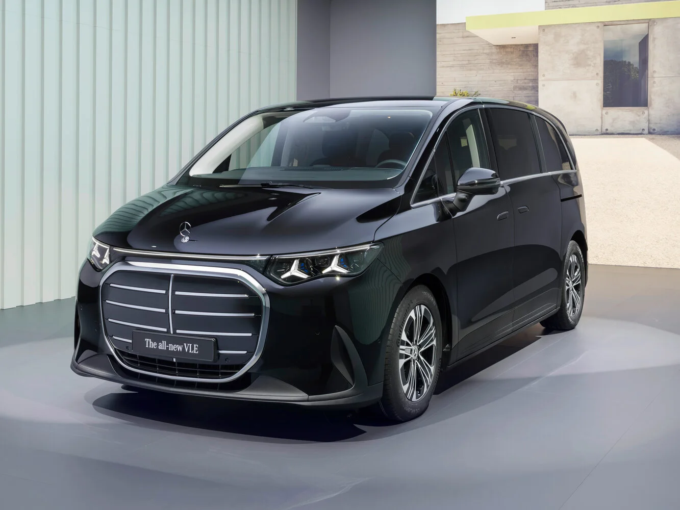 Mercedes-Benz VLE 2026 года: какой электрический минивэн выбрать — 300 или 400 4MATIC?
