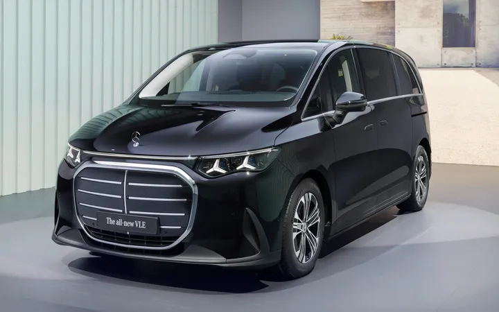 Mercedes-Benz VLE 2026 года: какой электрический минивэн выбрать — 300 или 400 4MATIC?