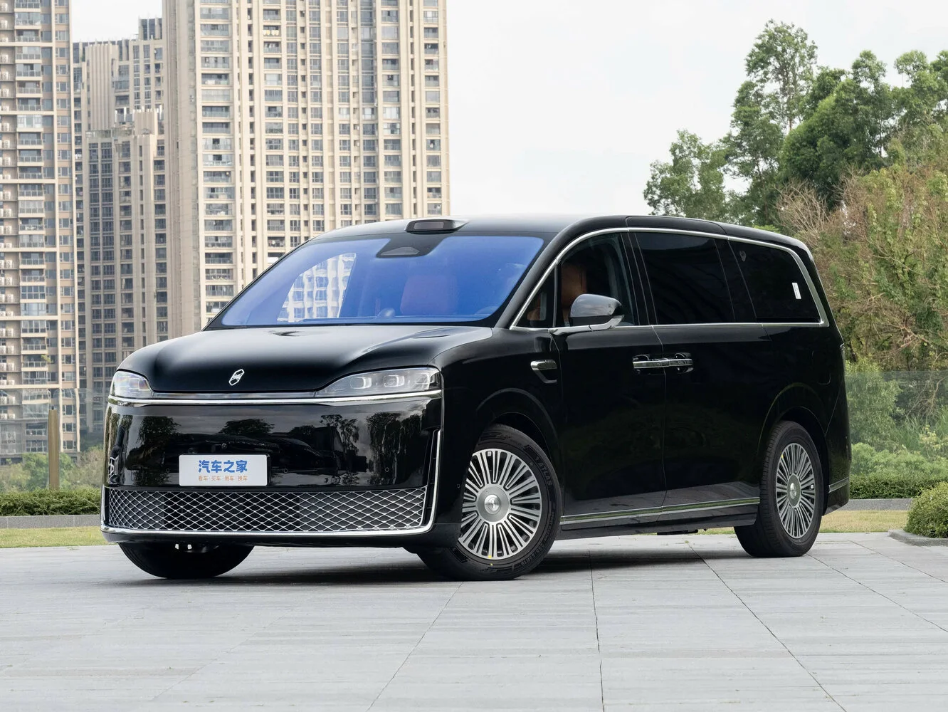 Luxeed V9 2026 года: какой гибридный минивэн выбрать — задний или полный привод?