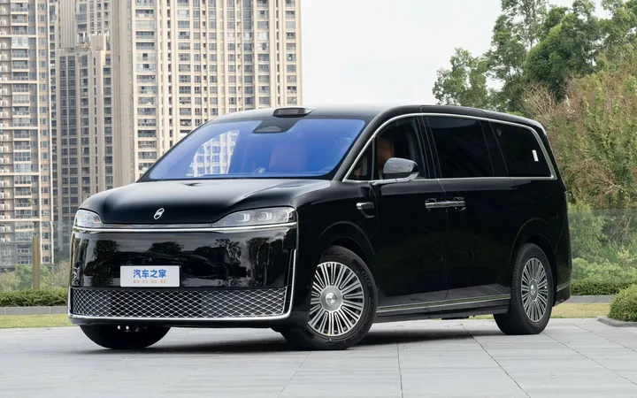 Luxeed V9 2026 года: какой гибридный минивэн выбрать — задний или полный привод?