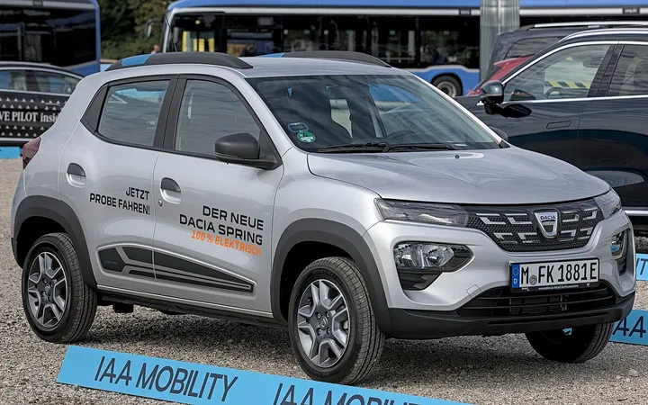 Dacia готовит новый Spring: официальная премьера во второй половине года