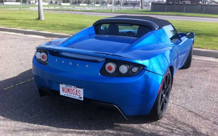 Испанский путешественник на Tesla Roadster прибывает в Азербайджан в рамках экологического тура «80 E-Gün»
